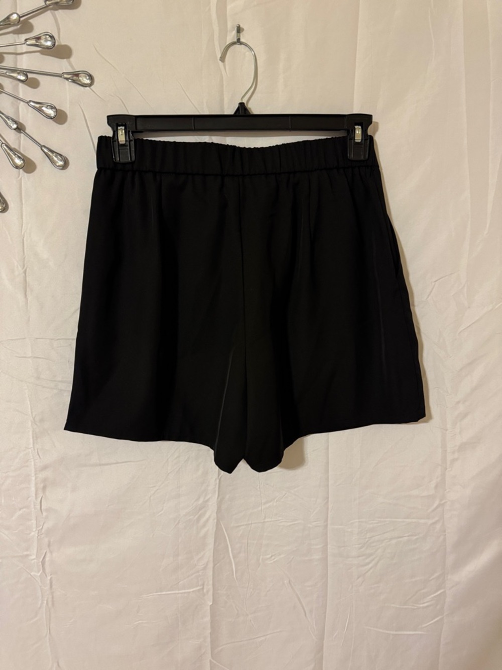 Black Women's Pleated Dressy Shorts Pockets & Elastic Waist in Back Large NWT - Picture 3 of 12